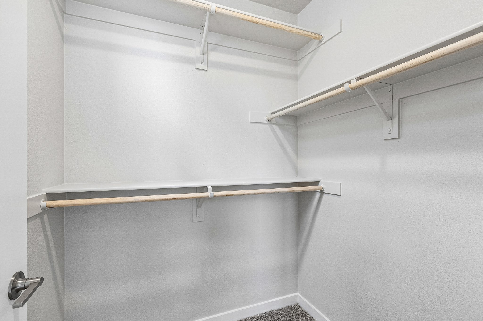 A metal bar with a metal bar.