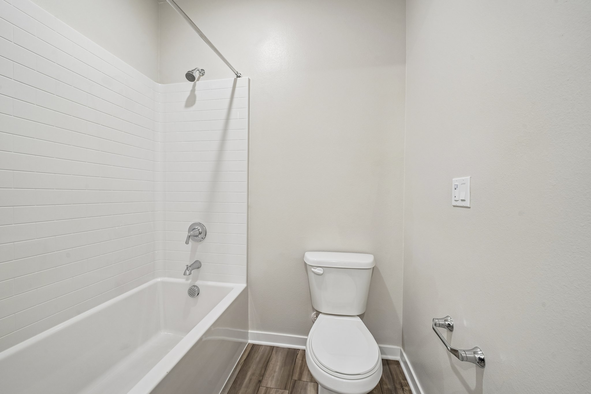 A bathroom with a toilet and bathtub.