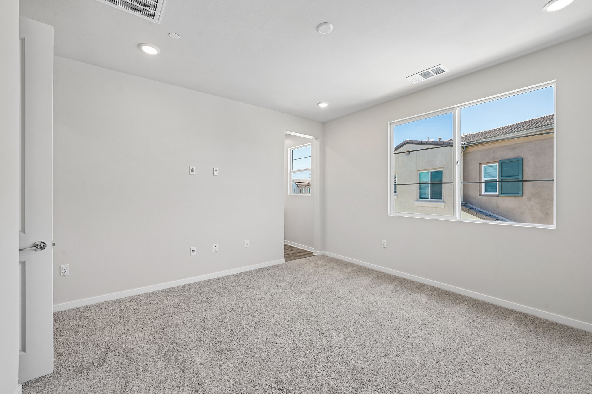 A room with a carpet and windows.