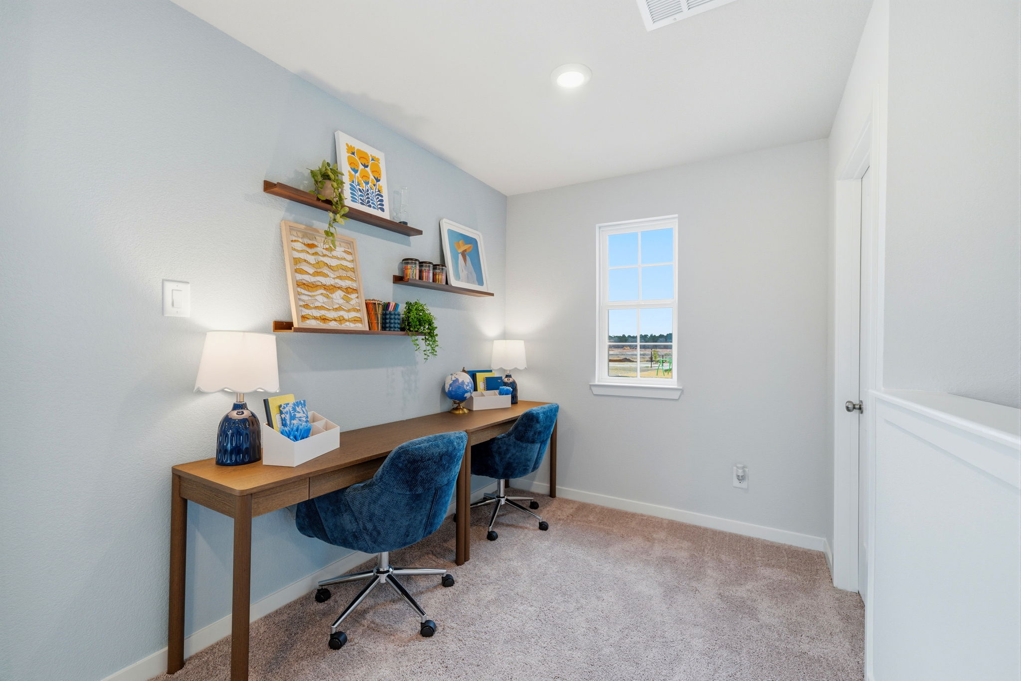 A room with a desk and chairs.
