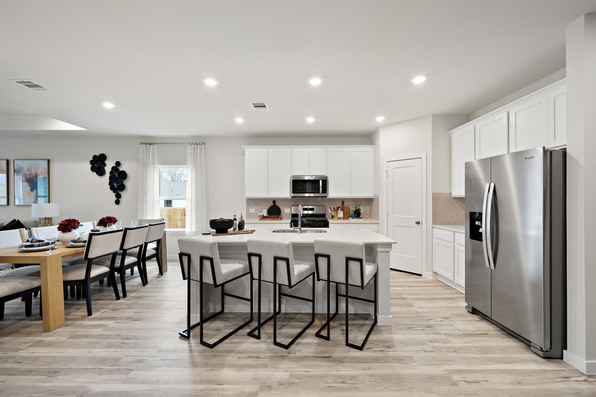 010105 8531 Light Rail Drive